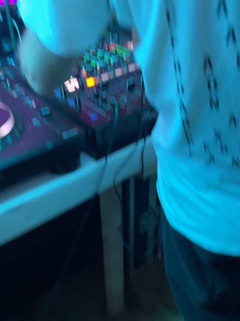 Okey, I’m not gonna lie! I freaking LOVE playing the remix I did for @techno_tupac 😜🥰 somehow it has such a bouncy and dancy feel to it, I get super happy when I hear it. But then, I also LOVE the original! Had it as part of my playlist yesterday while doing sports and I just had to put everything down and dance when it came on 😆❤️‍🔥 that’s always a good sign! Also, when I played it as the closing track in Sisyphos, I had quite many people coming up to me at the end asking what track it was. This is the best feeling, haha 💖 think this is a good way to start to the weekend, so, get your dancing moves out and let the Friday feeling sweep you away! Out on the one and only @snoe_music